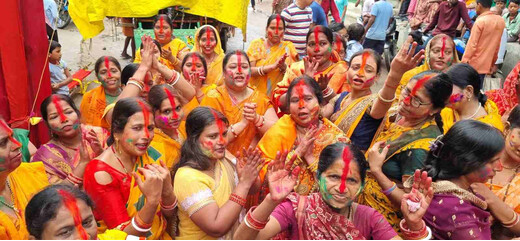 लखीसराय में महिलाओं ने सिंदूर खेला के साथ मां दुर्गा को दी भावपूर्ण विदाई